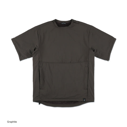 STATIC RADIANT TEE、グラファイトのクルーネックトップス