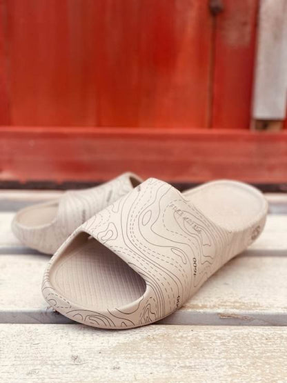 【freewaters】Cloud9 Slide - Topography Taupe Print - LEISURES 公式オンラインショップ