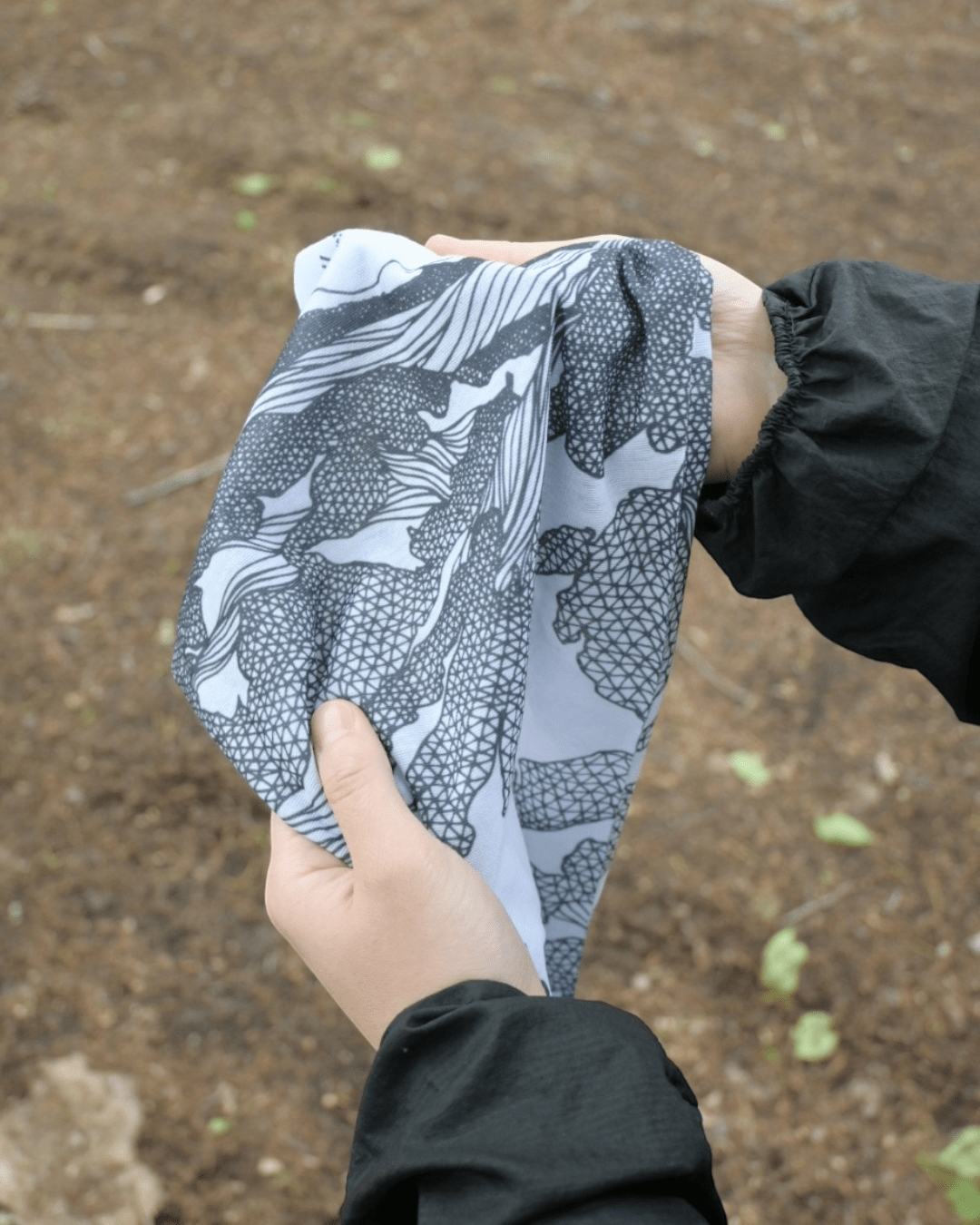 【High Tail Designs】Hiking Gaiter "Low Poly" - LEISURES 公式オンラインショップ