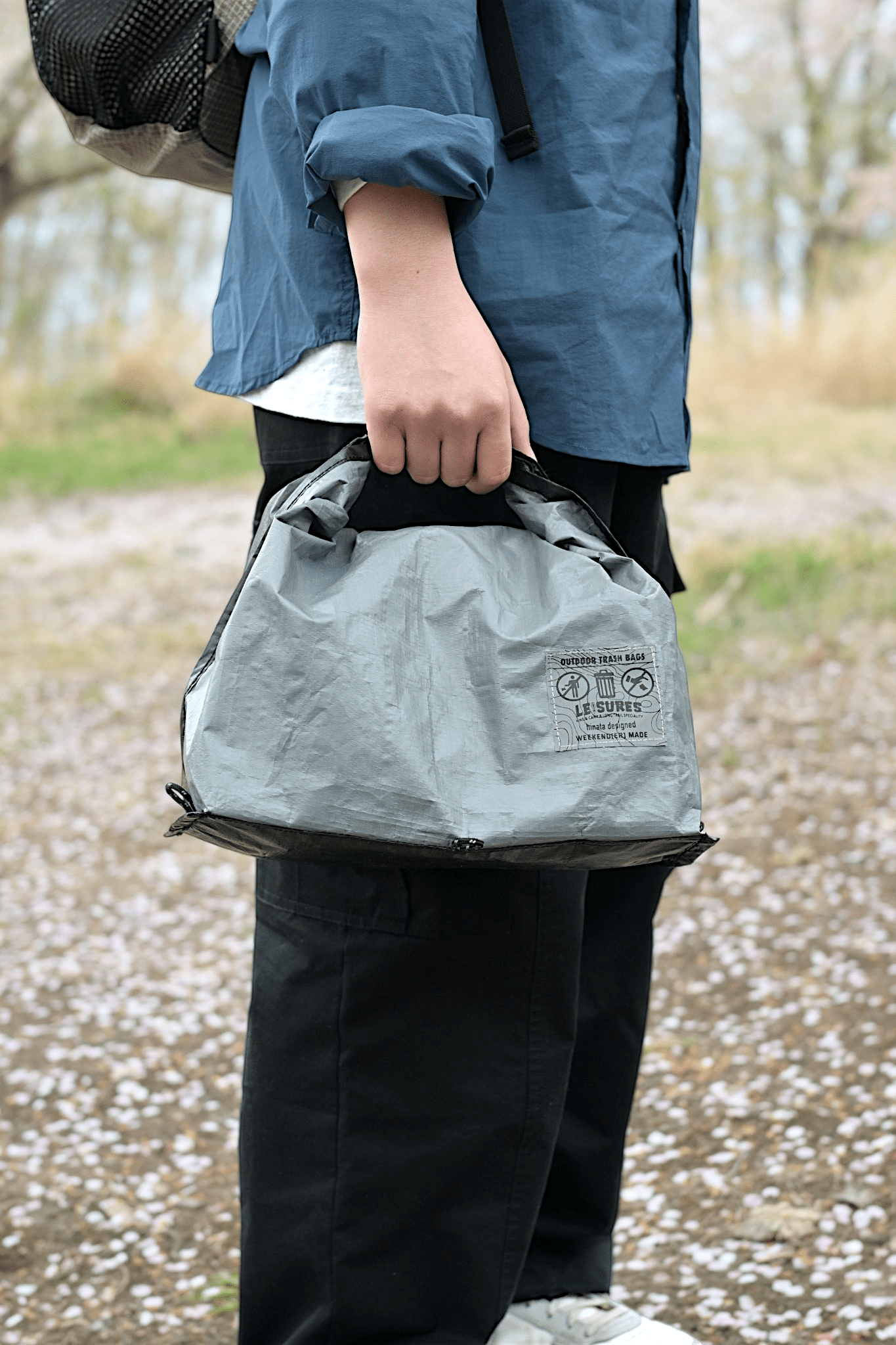 【hinata x WEEKEND(ER) x LEISURES】 OUTDOOR TRASH BAG SOLO "LEISURES TOPO" - LEISURES 公式オンラインショップ