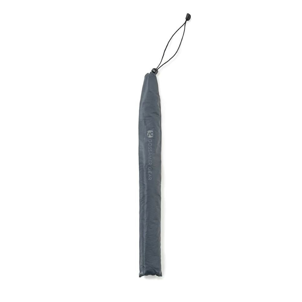 LEISURES 公式オンラインショップで販売のGOSSAMER GEAR TLDM Folding Umbrella 2.0。軽量なグレーの折りたたみ傘が専用ケースに収納された状態。