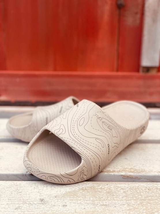 【freewaters】Cloud9 Slide - Topography Taupe Print -